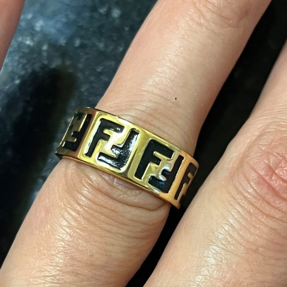 Women's ring -  size '7 / gold tone Fendi